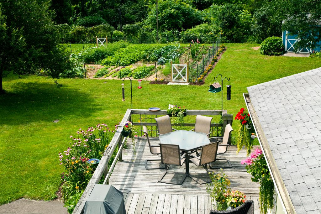 Pont et jardin vegatable d'une maison d'upstate New York